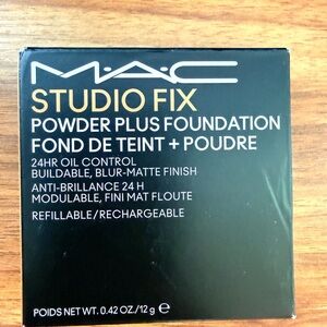 MAC Studio Fix Powder Plus Foundation shade NW25